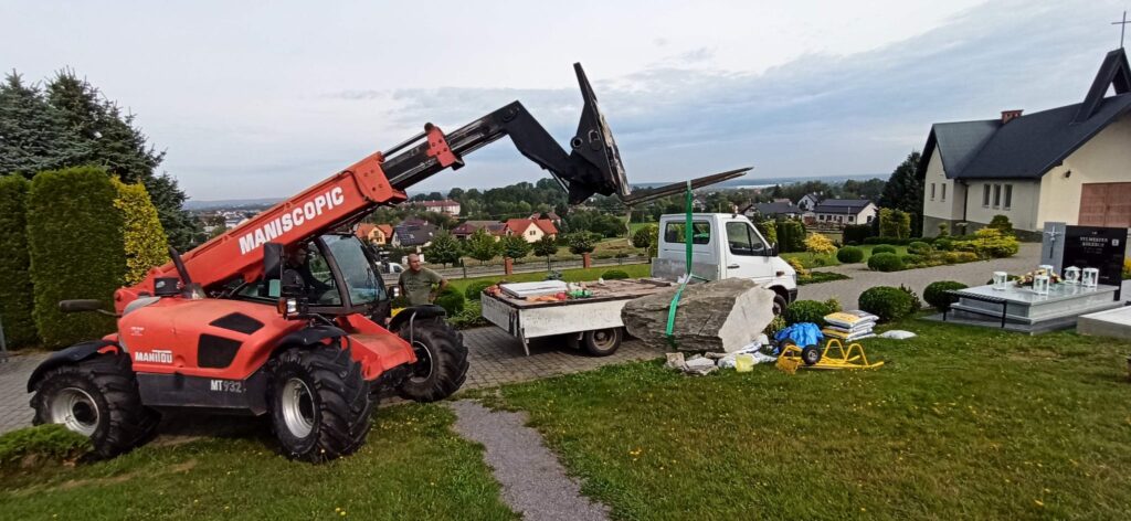 kompleksowa usługa kamieniarska - transport nagrobka